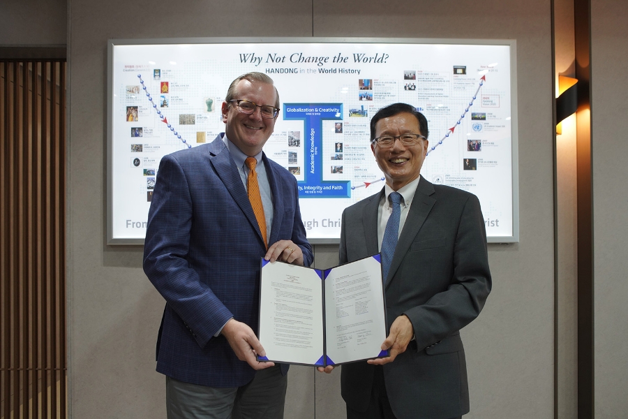 (Photo 1) Handong Global University-Wheaton College Exchange Agreement Signing Ceremony