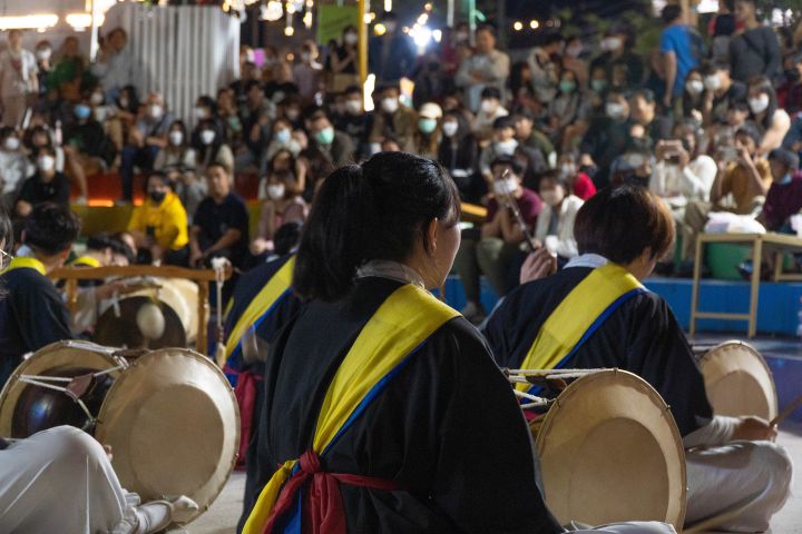 사람, 사람들, 군중이(가) 표시된 사진자동 생성된 설명